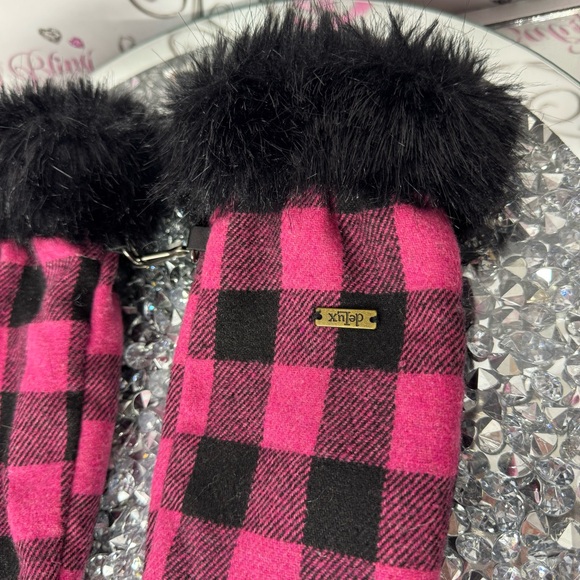 DeLux mittens gloves mitts plaid pink fur furry wool attachable faux fur black - Picture 3 of 6